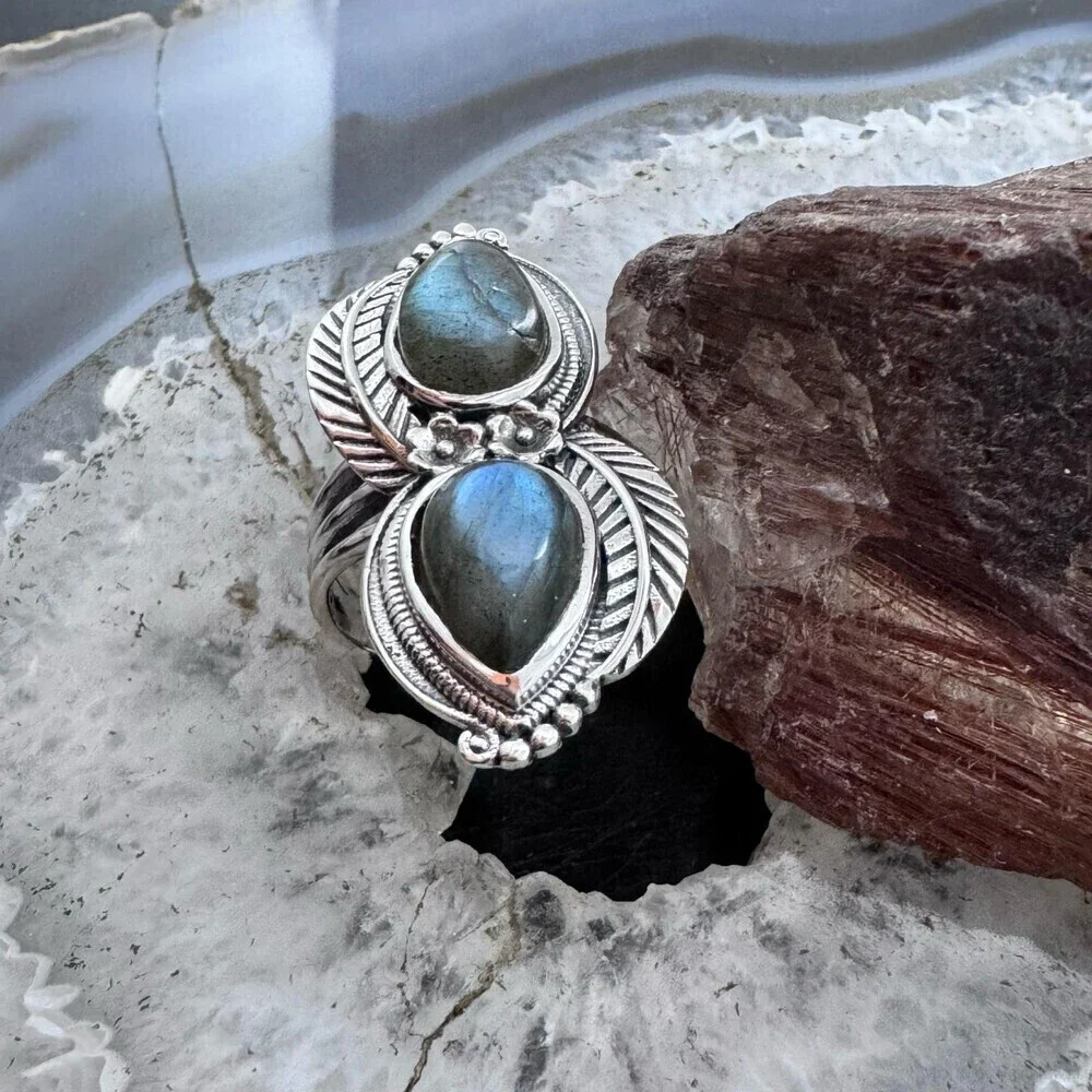 Sterling Southwestern Style Teardrop Labradorite Leaves Decorated Ring For Women